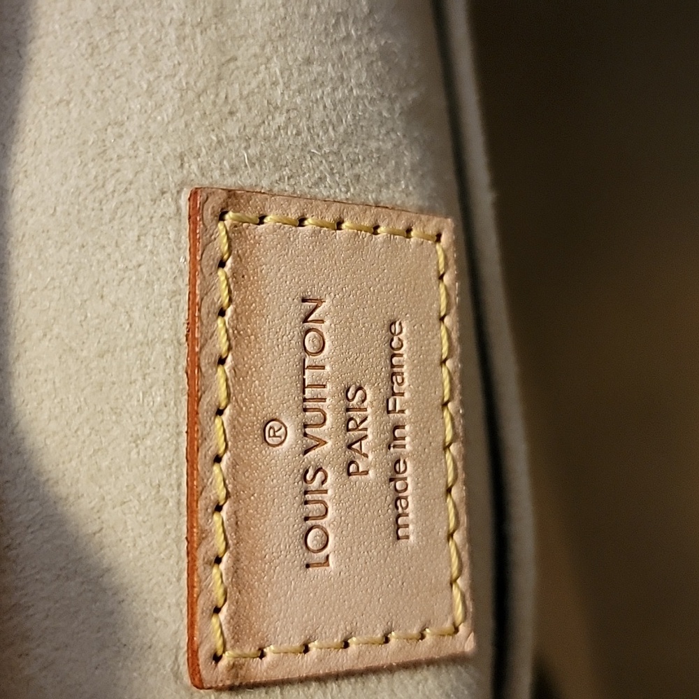 Louis Vuitton Hudson  Crossbody Bag - Picture 13 of 16
